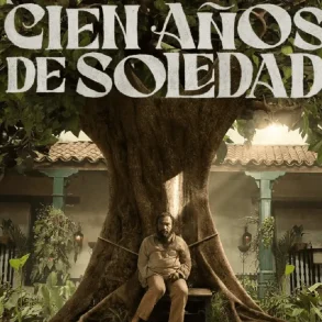 Escena de la serie Cien años de soledad en Netflix mostrando el set de Macondo