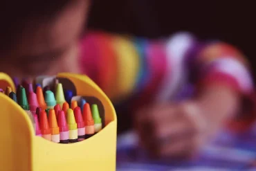 Niños pintando con crayolas y participando en actividades creativas durante la Creativity Week México 2025