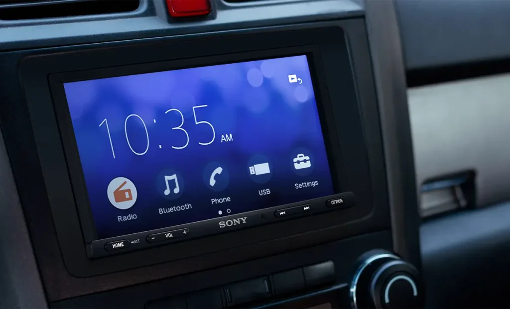 Pantalla táctil Sony XAV-1600 instalada en tablero de auto mostrando interfaz WebLink