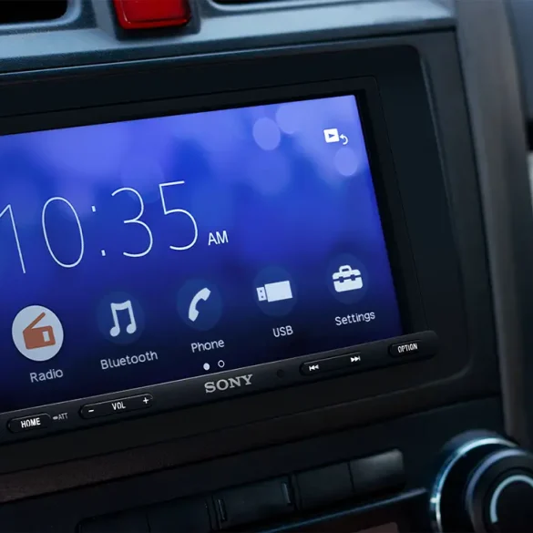 Pantalla táctil Sony XAV-1600 instalada en tablero de auto mostrando interfaz WebLink
