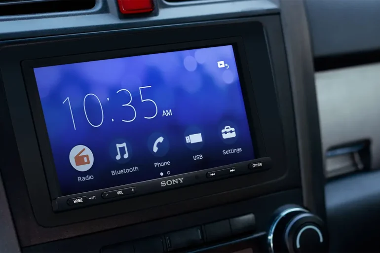 Pantalla táctil Sony XAV-1600 instalada en tablero de auto mostrando interfaz WebLink