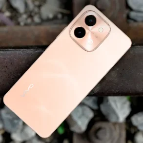 Smartphone vivo Y28 en colores dorado rosa y negro ágata con diseño delgado y elegante.