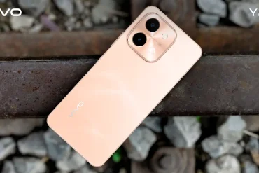 Smartphone vivo Y28 en colores dorado rosa y negro ágata con diseño delgado y elegante.