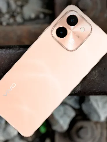 Smartphone vivo Y28 en colores dorado rosa y negro ágata con diseño delgado y elegante.