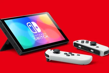 Nintendo Switch 2 mostrada en modo portátil y dock con nuevos Joy-Con y pantalla OLED mejorada