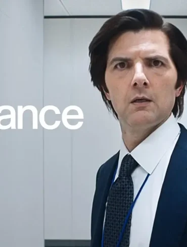 Personajes de Severance trabajando en una oficina minimalista