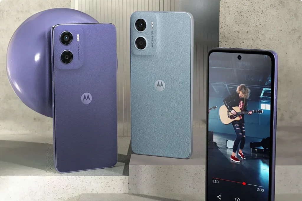 Moto e15 en colores azul cantera y morado con pantalla encendida mostrando brillo en exteriores