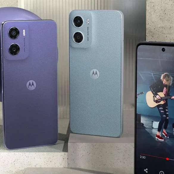 Moto e15 en colores azul cantera y morado con pantalla encendida mostrando brillo en exteriores