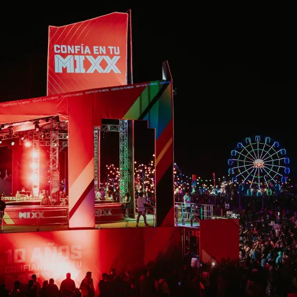 Escenario iluminado en EDC México 2025 con un show visual impactante