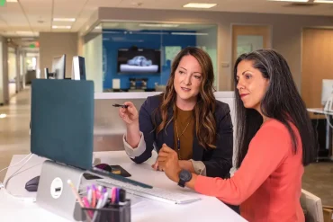 Mujeres liderando la innovación en la industria tecnológica