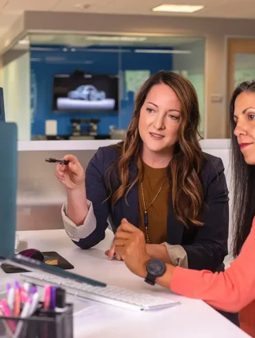 Mujeres liderando la innovación en la industria tecnológica