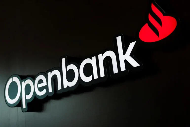 Logo de Openbank en una interfaz digital con opciones bancarias