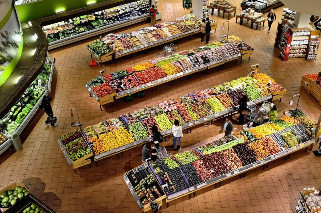 Investigadores del Tecnológico de Monterrey trabajan en un laboratorio de seguridad alimentaria.