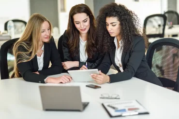 Mujeres participando en una capacitación en línea sobre liderazgo y contabilidad