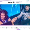 Estudiantes universitarios compitiendo en un torneo de esports con pantallas y controles en un escenario profesional.