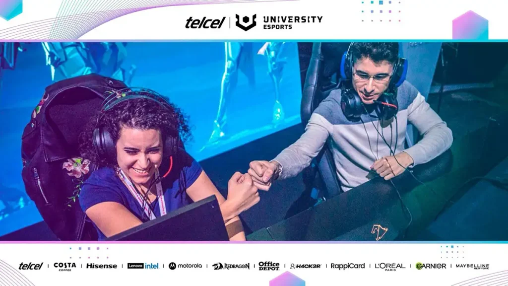 Estudiantes universitarios compitiendo en un torneo de esports con pantallas y controles en un escenario profesional.