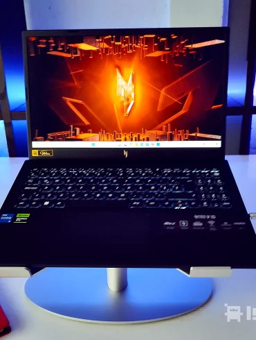 Vista frontal de la Acer Nitro V15 ANV15-51-75HE mostrando su diseño elegante y pantalla de alta definición.