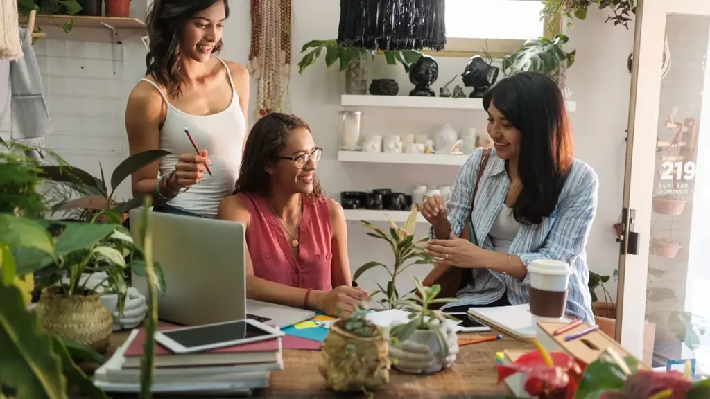 Mujer emprendedora utilizando una plataforma de microcréditos digitales.