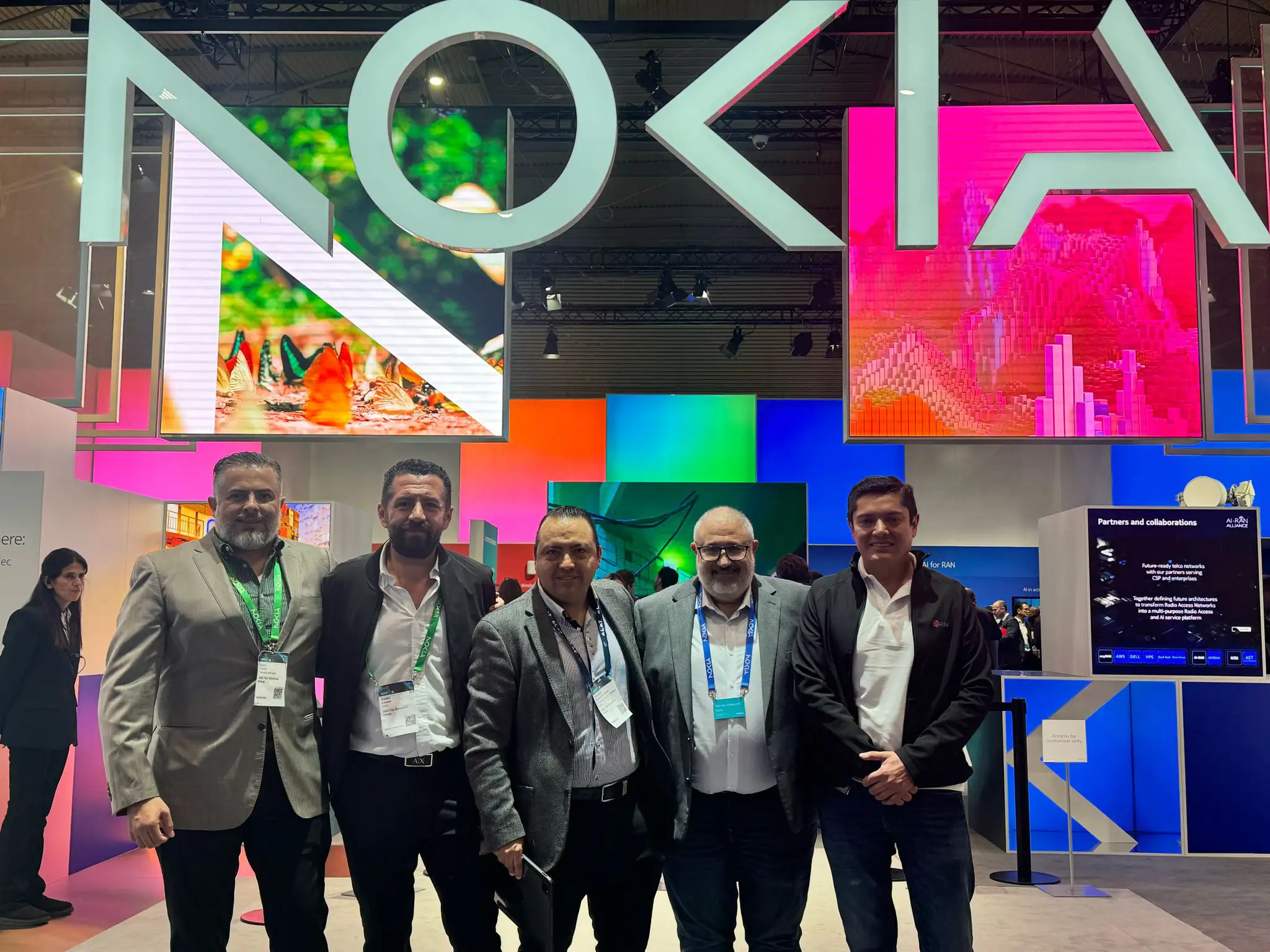 Directivos de OSC y Nokia celebran su alianza en MWC 2025