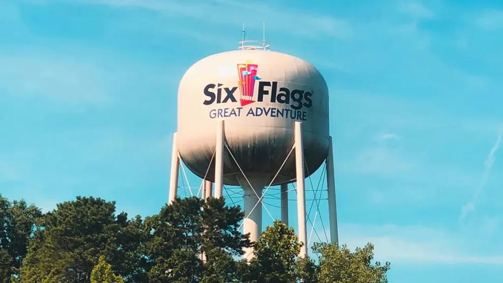 Tanque de agua de Six Flags Great Adventure con el logotipo del parque.