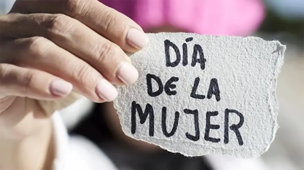 Mujeres marchando por la igualdad de género en México