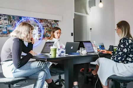 Mujer emprendedora utilizando herramientas de inteligencia artificial para su negocio.