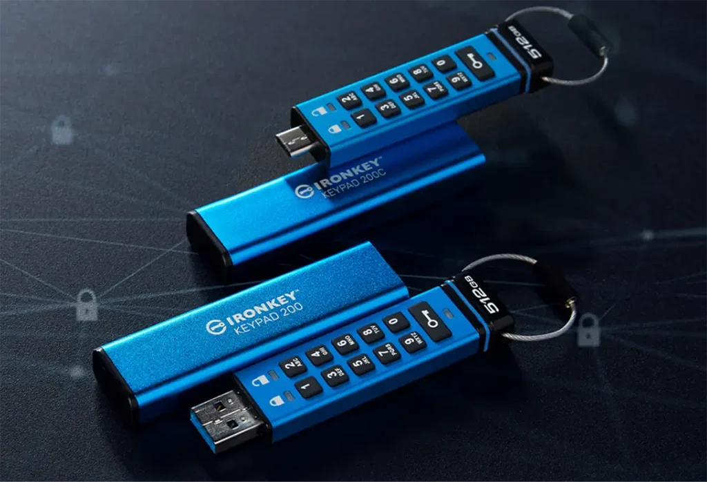 Dispositivos de almacenamiento para copias de seguridad incluyendo discos externos SSD, memorias USB y servicios en la nube.