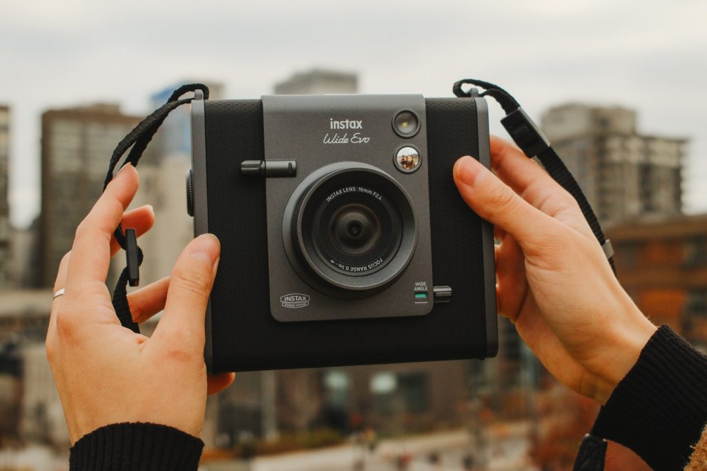 ¡instax WIDE Evo: el nuevo modelo híbrido, listo para la acción! %nombre de archivo%