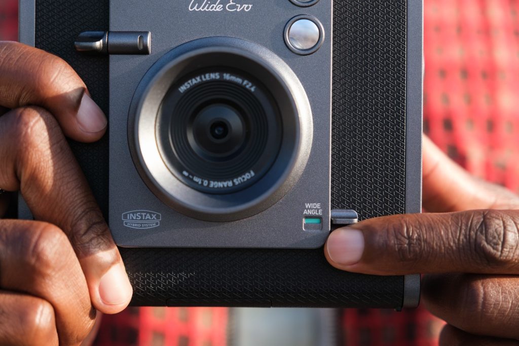 ¡instax WIDE Evo: el nuevo modelo híbrido, listo para la acción! %nombre de archivo%