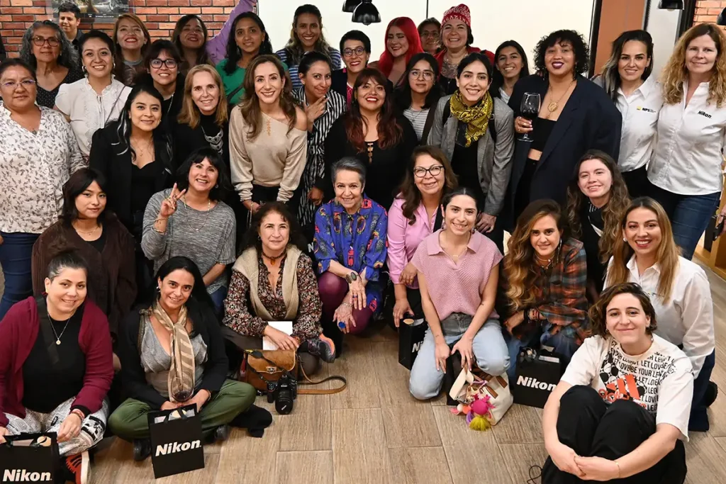 Mujeres fotógrafas en evento de Nikon México sobre equidad de género en la fotografía.