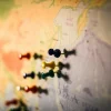 Mapa con chinchetas de colores señalando distintos destinos, simbolizando la planificación de viajes y exploración global.