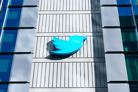 Logo de Twitter en subasta con ofertas en aumento.