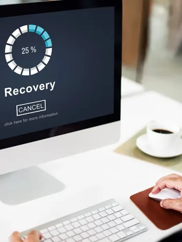 Pantalla de computadora mostrando proceso de recuperación de datos con avance del 25%.