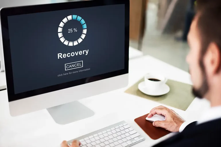 Pantalla de computadora mostrando proceso de recuperación de datos con avance del 25%.