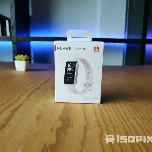 Caja del Huawei Band 10 sobre una mesa de madera, con fondo desenfocado en tonos azulados y decoración minimalista, ideal para reseñas de tecnología.