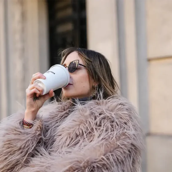 Lauren Sánchez con el vaso de café de lujo de Balenciaga en Los Ángeles