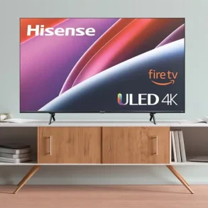 Televisor inteligente Hisense U6 con Fire TV mostrando arte digital en pantalla