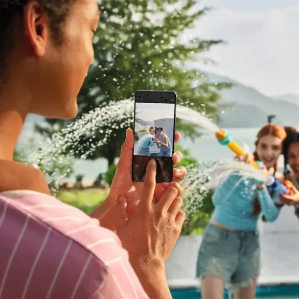 Jóvenes explorando senderos urbanos en CDMX con el Redmi Note 14 Pro+ 5G en mano.