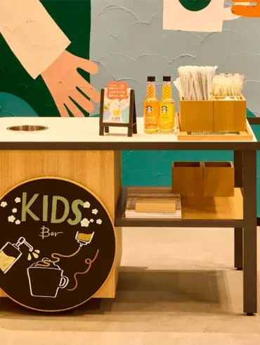 Estación interactiva “Kids Bar” en el nuevo café infantil de Starbucks en Osaka, equipada con toppings, jarabes y utensilios para que los niños personalicen sus bebidas en un entorno seguro y adaptado a sus necesidades.
