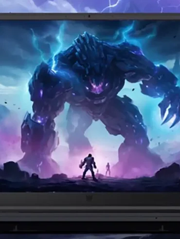 Laptop gamer mostrando en pantalla una escena épica de videojuego con gráficos de alta calidad, donde un guerrero se enfrenta a un coloso en un entorno fantástico.