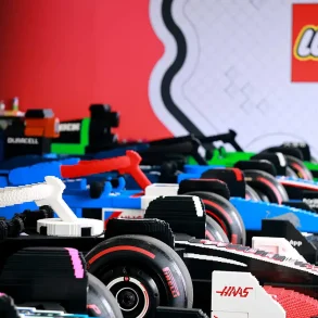 Autos de Fórmula 1 construidos con bricks LEGO a escala real, alineados para el desfile del GP de Miami 2025, con logotipos de equipos y neumáticos Pirelli.