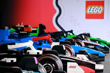 Autos de Fórmula 1 construidos con bricks LEGO a escala real, alineados para el desfile del GP de Miami 2025, con logotipos de equipos y neumáticos Pirelli.
