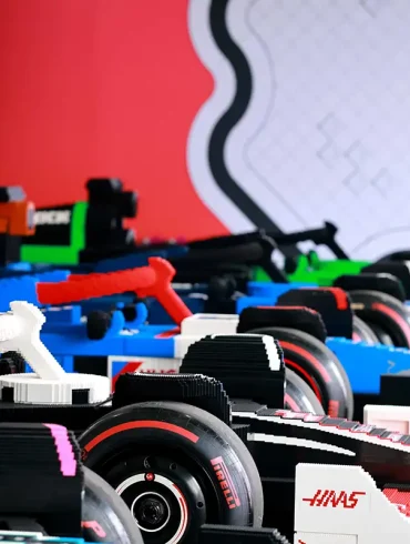 Autos de Fórmula 1 construidos con bricks LEGO a escala real, alineados para el desfile del GP de Miami 2025, con logotipos de equipos y neumáticos Pirelli.