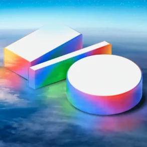 Logo tridimensional de Google I/O 2025 flotando sobre un cielo con nubes, en colores iridiscentes que simbolizan tecnología e innovación.