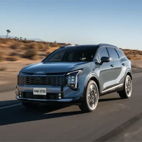 Kia Sportage 2026 en carretera desértica, mostrando su renovado diseño frontal con parrilla 3D y faros LED Star Map.