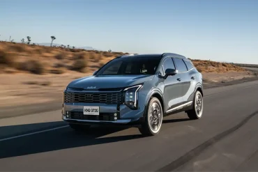 Kia Sportage 2026 en carretera desértica, mostrando su renovado diseño frontal con parrilla 3D y faros LED Star Map.