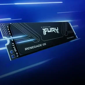 SSD Kingston FURY Renegade G5 PCIe 5.0 NVMe M.2 flotando sobre fondo azul con líneas de velocidad, destacando su diseño moderno y su rendimiento extremo para gamers, creadores de contenido y usuarios exigentes de estaciones de trabajo de alto nivel.