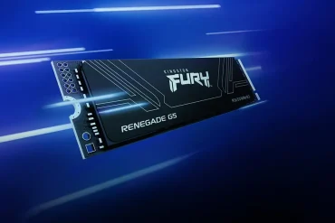 SSD Kingston FURY Renegade G5 PCIe 5.0 NVMe M.2 flotando sobre fondo azul con líneas de velocidad, destacando su diseño moderno y su rendimiento extremo para gamers, creadores de contenido y usuarios exigentes de estaciones de trabajo de alto nivel.