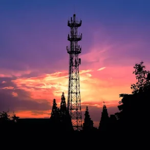 Torre de telecomunicaciones al atardecer, representando la infraestructura crítica del sector ante los debates sobre la Ley de Telecomunicaciones 2025 en México.