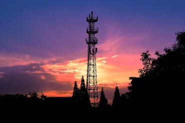 Torre de telecomunicaciones al atardecer, representando la infraestructura crítica del sector ante los debates sobre la Ley de Telecomunicaciones 2025 en México.